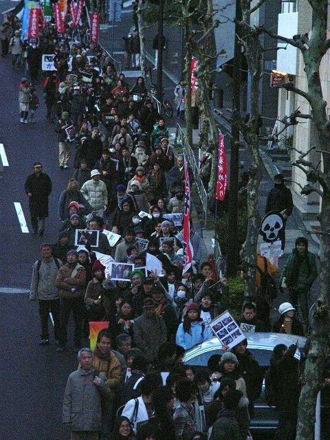 東京麻布辺りを行進する賑やかなピースパレード