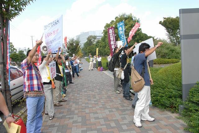 参加者全員がトヨタ本社に向けてシュプレヒコール