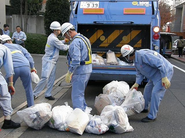 韓国の労働者が東京で清掃作業を経験した