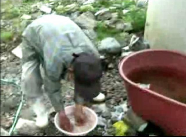 雨水で洗面する韓国の清掃労働者